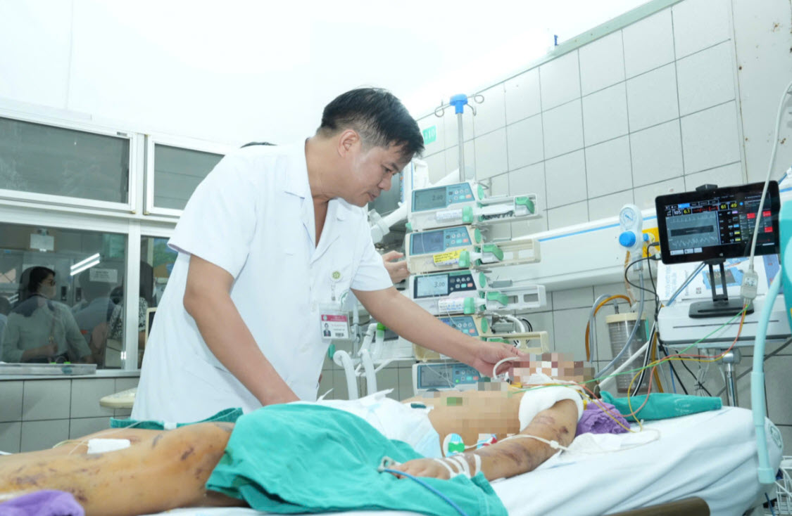 Bệnh viện Bạch Mai hội chẩn với chuyên gia Nhật Bản tìm ra phương pháp điều trị hiệu quả nhất cứu bé gái 11 tuổi vụ sạt lở ở Làng Nủ - Ảnh 2. Bệnh viện Bạch Mai hội chẩn với chuyên gia Nhật Bản tìm ra phương pháp điều trị hiệu quả nhất cứu bé gái 11 tuổi vụ sạt lở ở Làng Nủ - Ảnh 2.