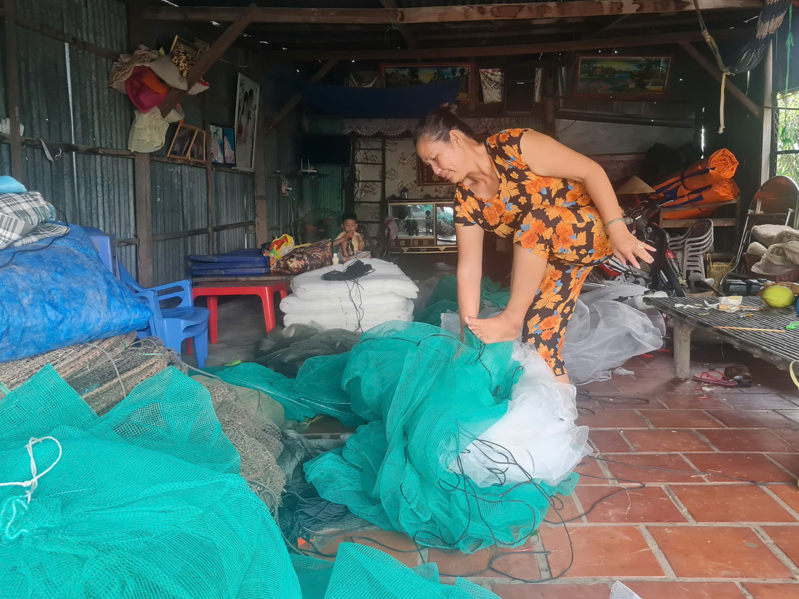Nước tràn đồng, nông dân An Giang thong thả bơi xuồng bắt cá tôm- Ảnh 3. Nước tràn đồng, nông dân An Giang thong thả bơi xuồng bắt cá tôm- Ảnh 3.