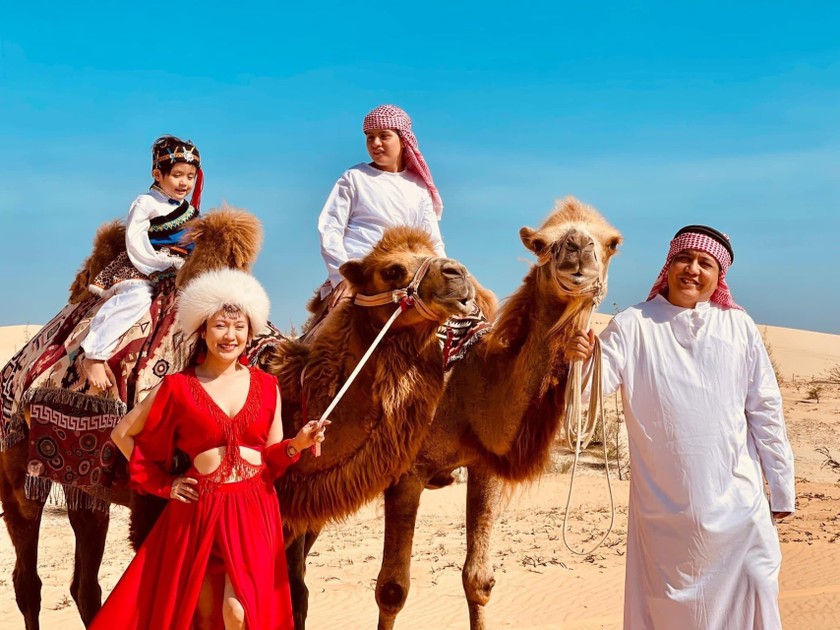 Du khách cưỡi lạc đà trên gió cát, một sản phẩm du lịch độc đáo tại KDL Bàu Trắng U&Me. Du khách cưỡi lạc đà trên gió cát, một sản phẩm du lịch độc đáo tại KDL Bàu Trắng U&Me.