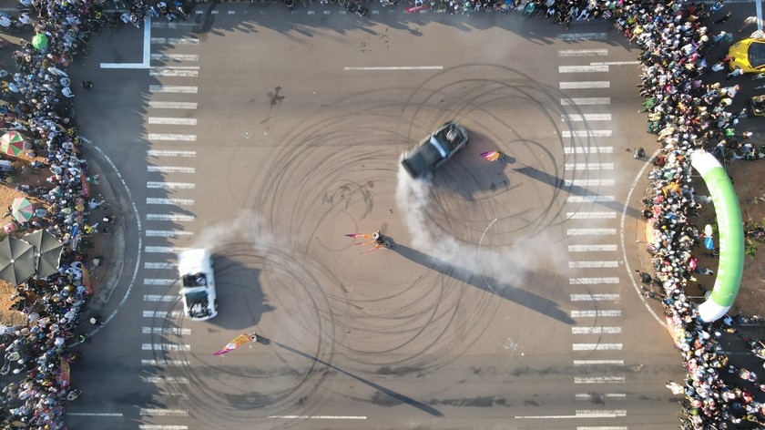 Biểu diễn drift xe tại “Lễ hội diều và diễu hành siêu xe” năm 2023 Biểu diễn drift xe tại “Lễ hội diều và diễu hành siêu xe” năm 2023