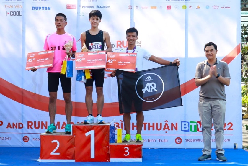 Ông Nguyễn Hoài Anh (nay là Bí thư Tỉnh uỷ Bình Thuận) trao giải cho các vận động viên tại giải Stop And Run Marathon Bình Thuận BTV lần thứ nhất 2022. Ông Nguyễn Hoài Anh (nay là Bí thư Tỉnh uỷ Bình Thuận) trao giải cho các vận động viên tại giải Stop And Run Marathon Bình Thuận BTV lần thứ nhất 2022.