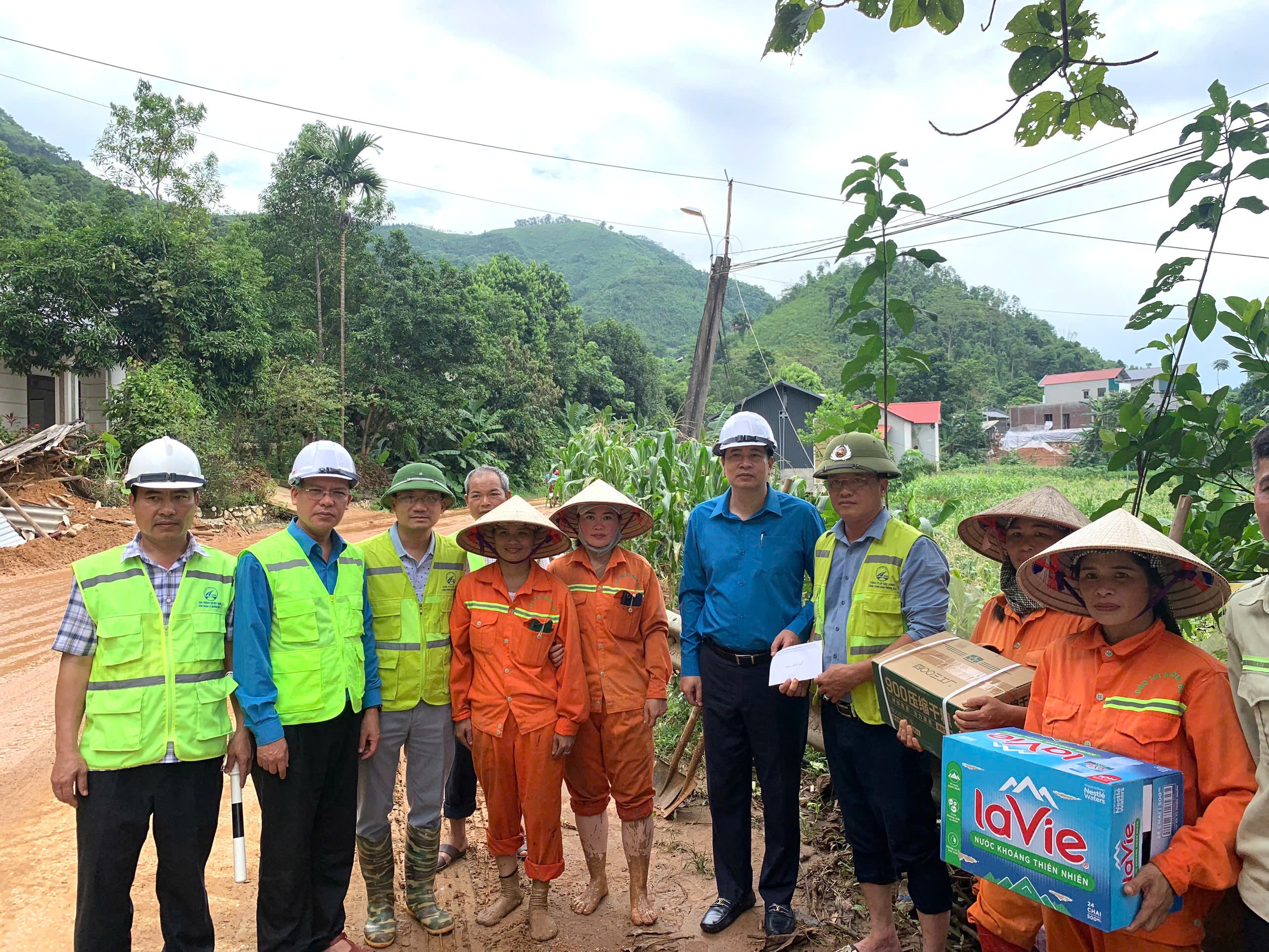 Công đoàn GTVT động viên công nhân đường bộ khắc phục hậu quả bão lũ- Ảnh 2. Công đoàn GTVT động viên công nhân đường bộ khắc phục hậu quả bão lũ- Ảnh 2.
