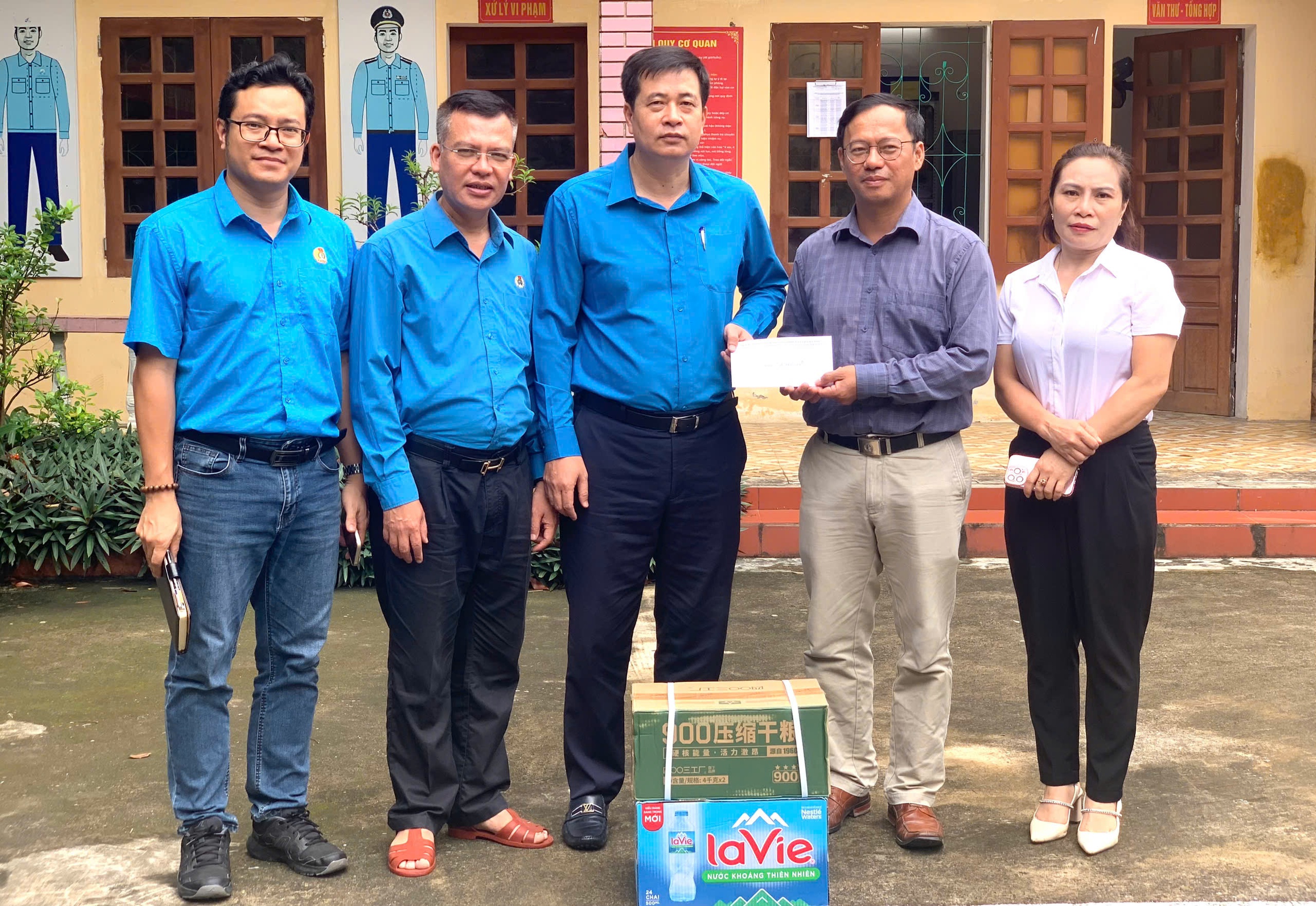 Công đoàn GTVT động viên công nhân đường bộ khắc phục hậu quả bão lũ- Ảnh 3. Công đoàn GTVT động viên công nhân đường bộ khắc phục hậu quả bão lũ- Ảnh 3.