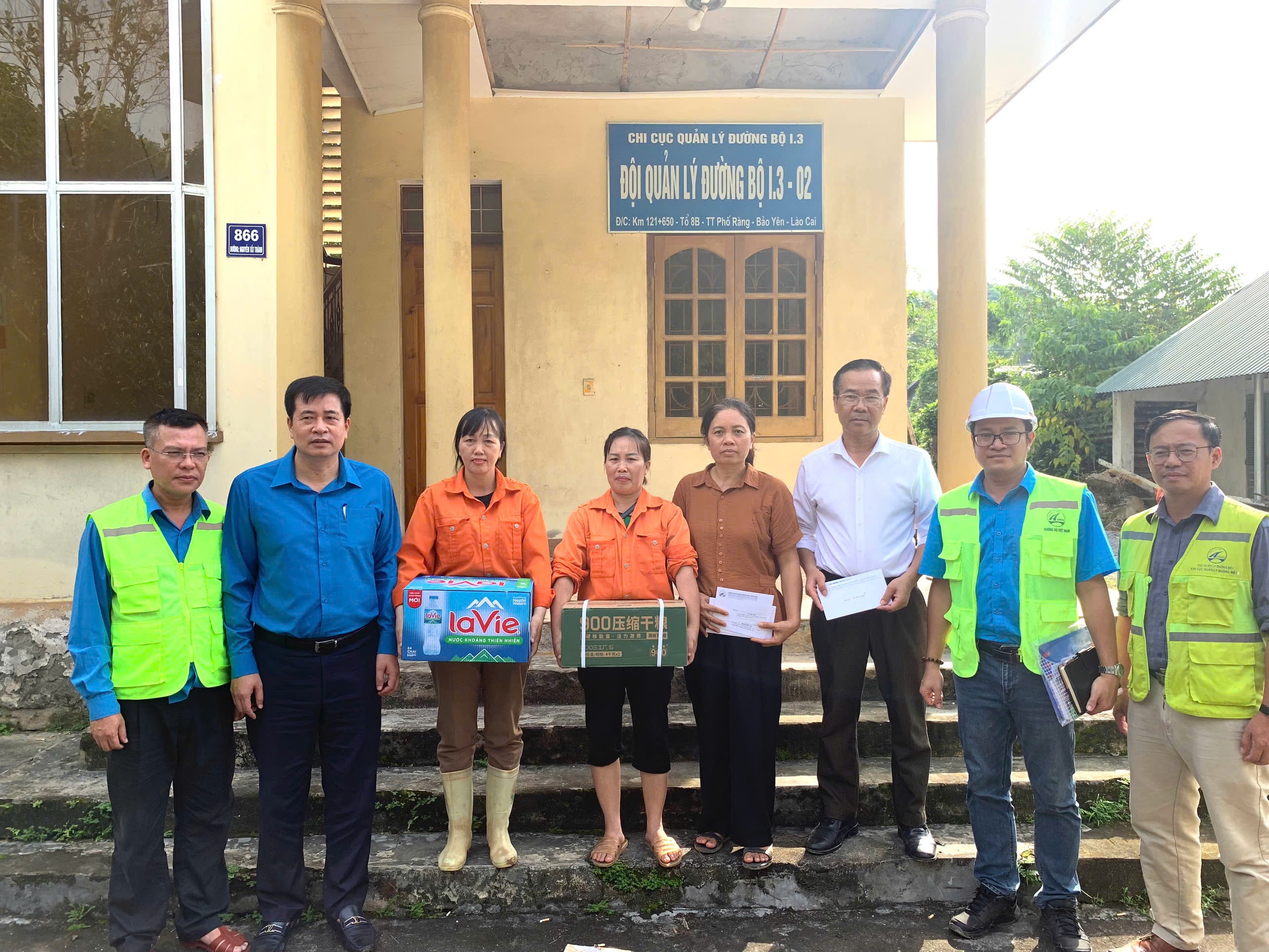 Công đoàn GTVT động viên công nhân đường bộ khắc phục hậu quả bão lũ- Ảnh 4. Công đoàn GTVT động viên công nhân đường bộ khắc phục hậu quả bão lũ- Ảnh 4.