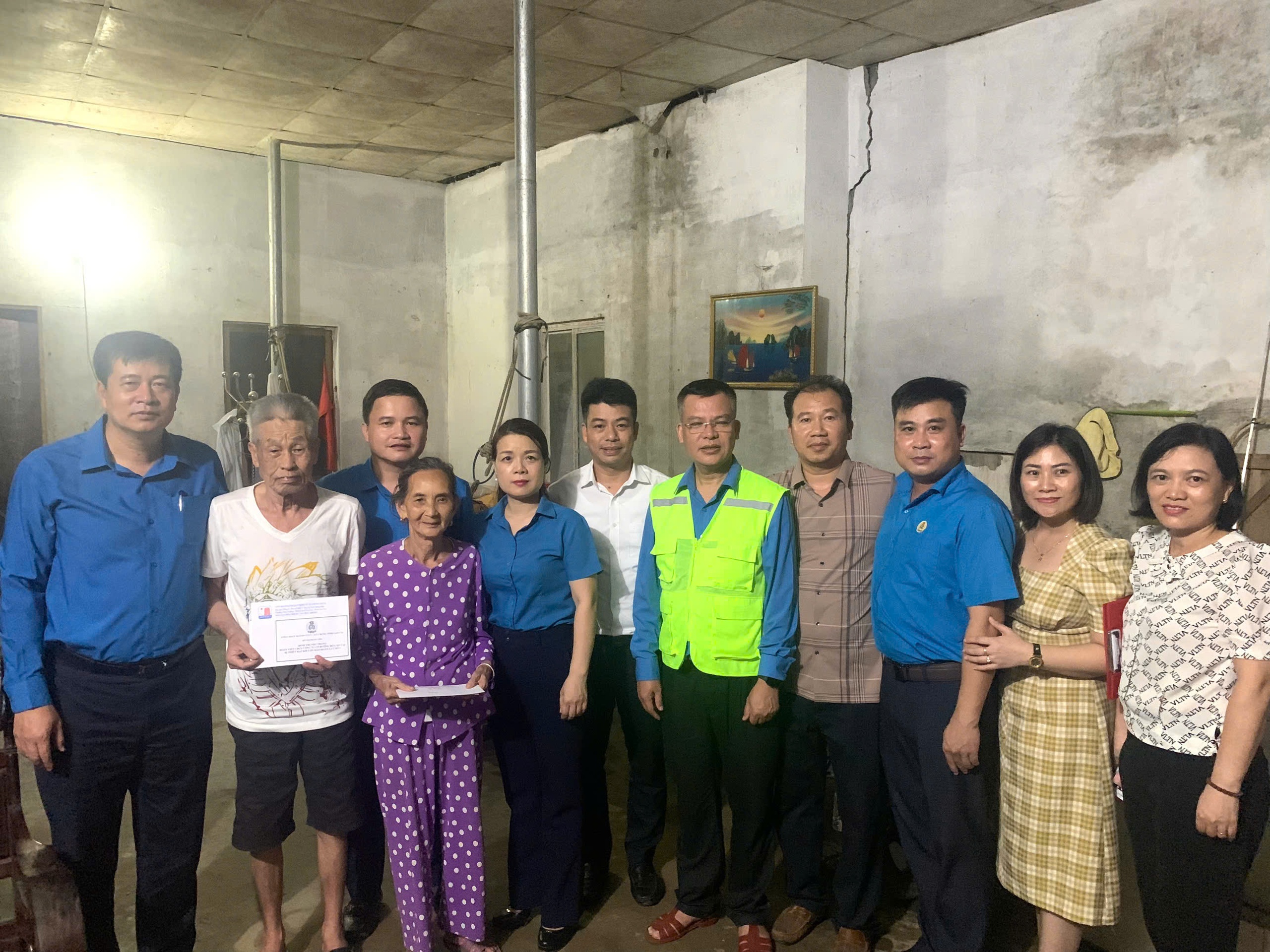 Công đoàn GTVT động viên công nhân đường bộ khắc phục hậu quả bão lũ- Ảnh 5. Công đoàn GTVT động viên công nhân đường bộ khắc phục hậu quả bão lũ- Ảnh 5.