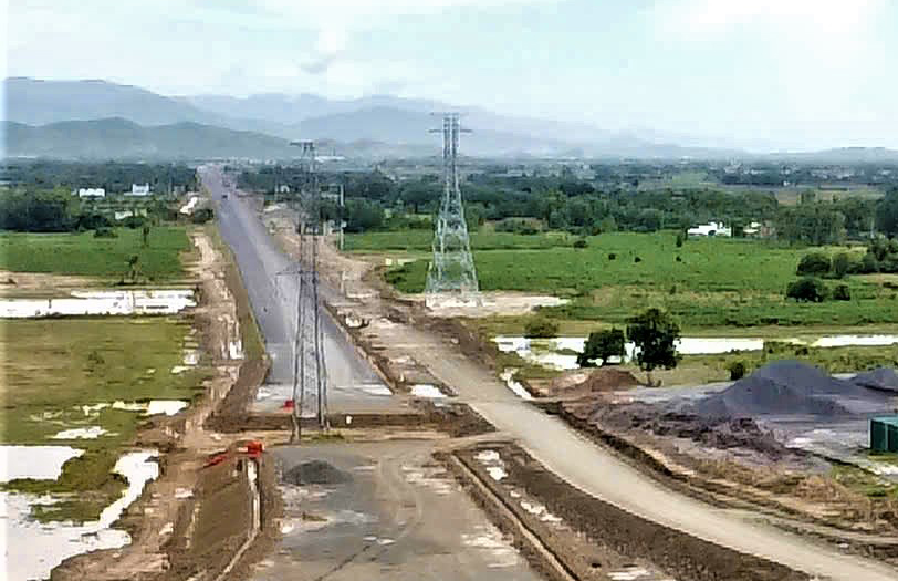 Vướng đường điện, thi công cao tốc Vân Phong - Nha Trang gặp khó- Ảnh 2. Vướng đường điện, thi công cao tốc Vân Phong - Nha Trang gặp khó- Ảnh 2.