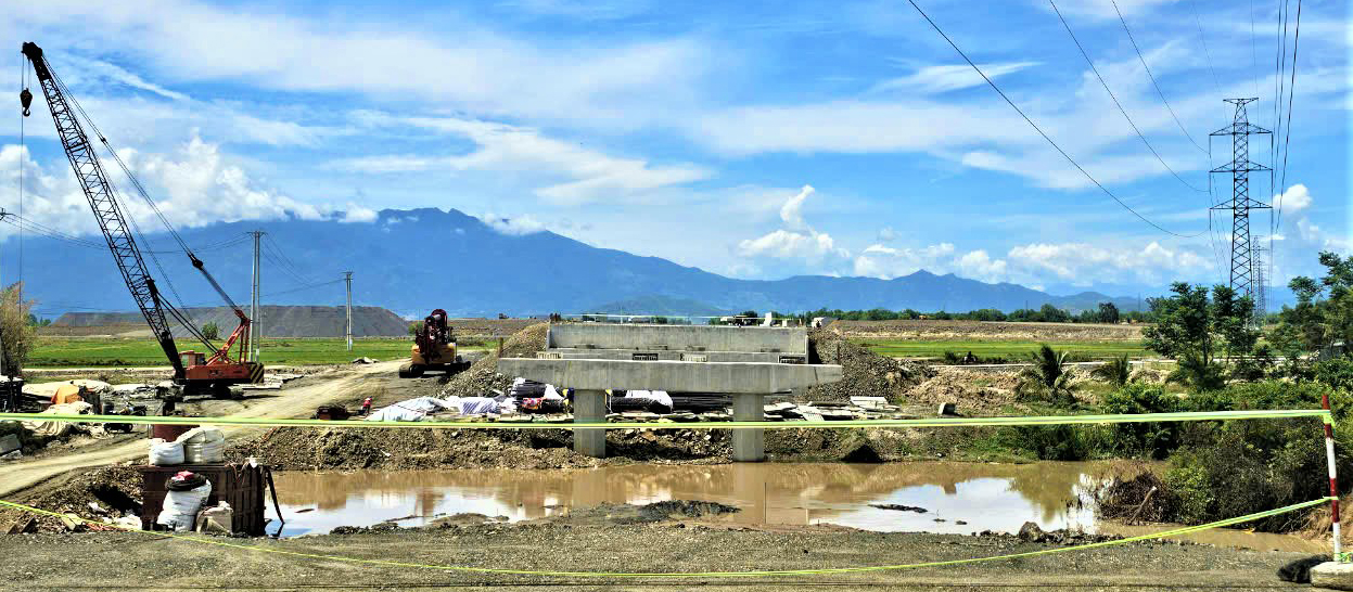 Vướng đường điện, thi công cao tốc Vân Phong - Nha Trang gặp khó- Ảnh 3. Vướng đường điện, thi công cao tốc Vân Phong - Nha Trang gặp khó- Ảnh 3.
