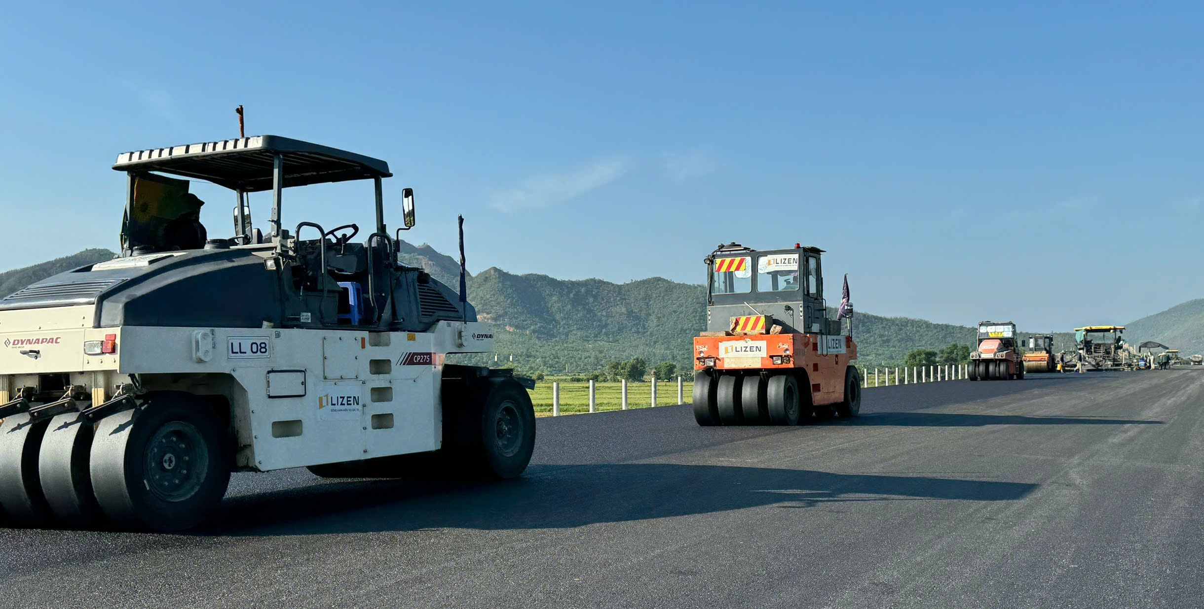 Vướng đường điện, thi công cao tốc Vân Phong - Nha Trang gặp khó- Ảnh 6. Vướng đường điện, thi công cao tốc Vân Phong - Nha Trang gặp khó- Ảnh 6.