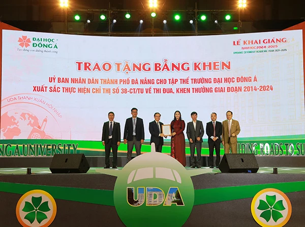 Trao bằng khen của Chủ tịch UBND TP Đà Nẵng cho trường Đại học Đông Á. Trao bằng khen của Chủ tịch UBND TP Đà Nẵng cho trường Đại học Đông Á.