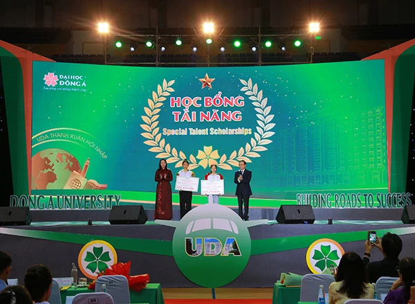 Trao học bổng tài năng cho tân sinh viên trường Đại học Đông Á năm học 2024 - 2025. Trao học bổng tài năng cho tân sinh viên trường Đại học Đông Á năm học 2024 - 2025.