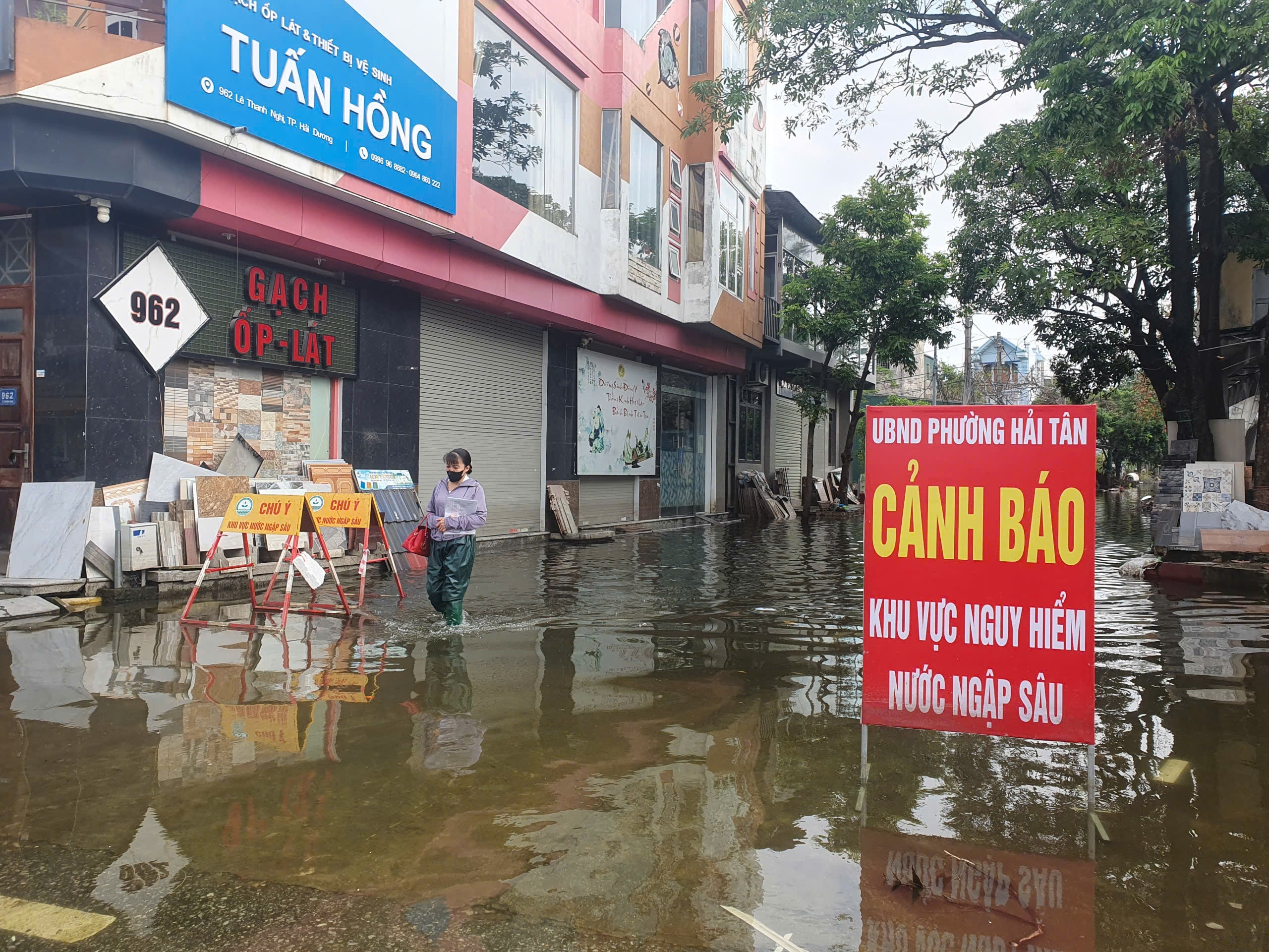 Hải Dương hoạt động trở lại bến xe khách Hải Tân, nhiều tuyến phố vẫn ngập- Ảnh 4. Hải Dương hoạt động trở lại bến xe khách Hải Tân, nhiều tuyến phố vẫn ngập- Ảnh 4.