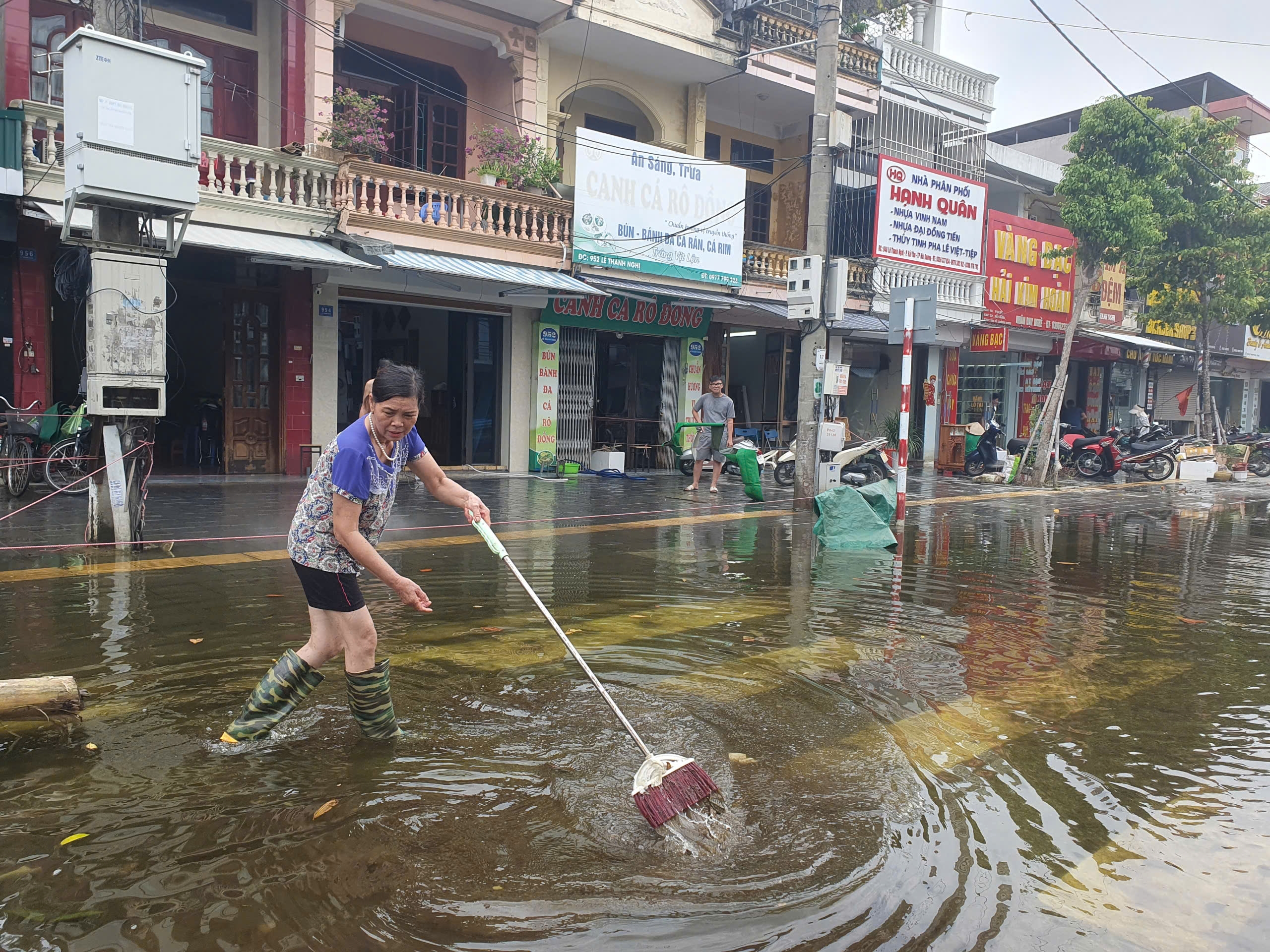 Hải Dương hoạt động trở lại bến xe khách Hải Tân, nhiều tuyến phố vẫn ngập- Ảnh 5. Hải Dương hoạt động trở lại bến xe khách Hải Tân, nhiều tuyến phố vẫn ngập- Ảnh 5.