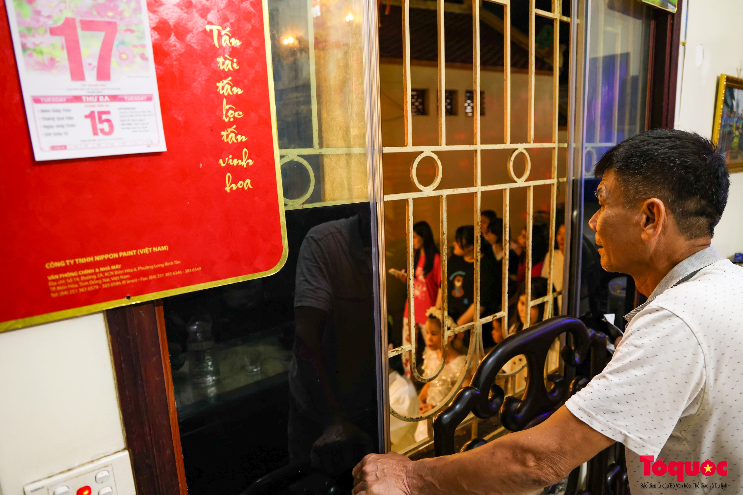 Độc đáo múa lân phun lửa trong đêm rằm Trung thu ở thôn Cao Hạ - Ảnh 9. Độc đáo múa lân phun lửa trong đêm rằm Trung thu ở thôn Cao Hạ - Ảnh 9.