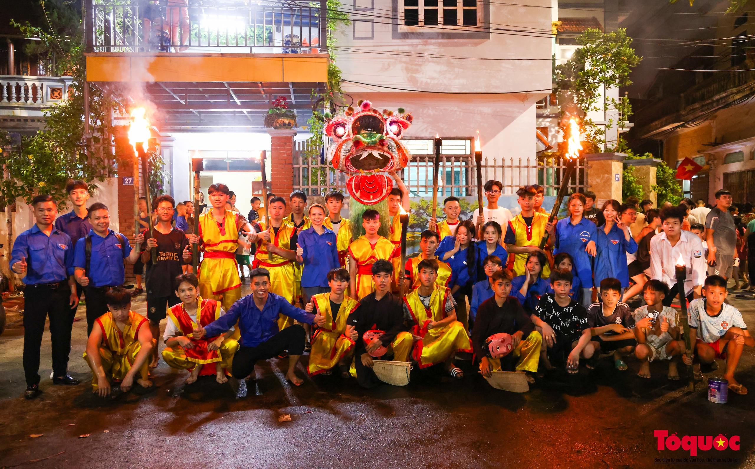 Độc đáo múa lân phun lửa trong đêm rằm Trung thu ở thôn Cao Hạ - Ảnh 15. Độc đáo múa lân phun lửa trong đêm rằm Trung thu ở thôn Cao Hạ - Ảnh 15.