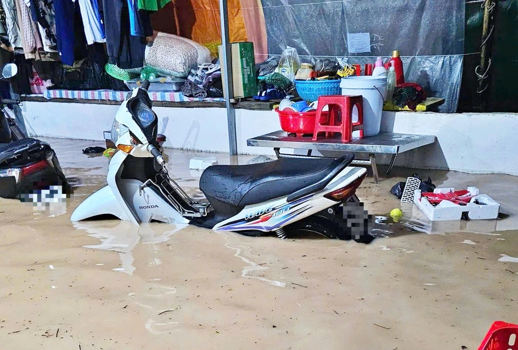 Mưa lớn ở Phú Quốc, nước tràn vào nhà dân lúc nửa đêm - 2 Mưa lớn ở Phú Quốc, nước tràn vào nhà dân lúc nửa đêm - 2