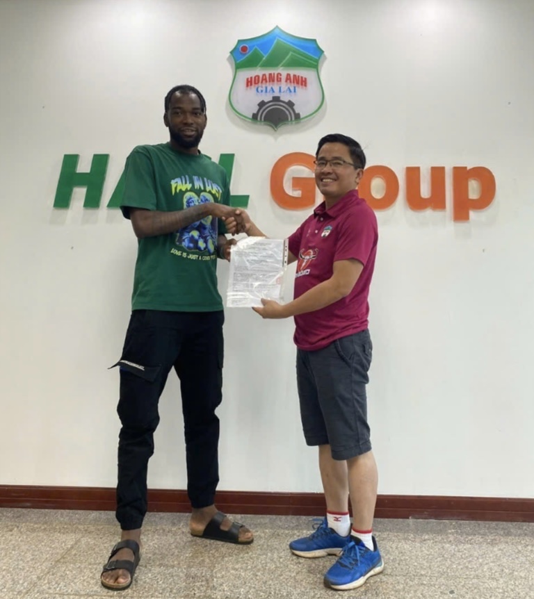 Martin vui vẻ chụp hình cùng lãnh đạo CLB HAGL Martin vui vẻ chụp hình cùng lãnh đạo CLB HAGL