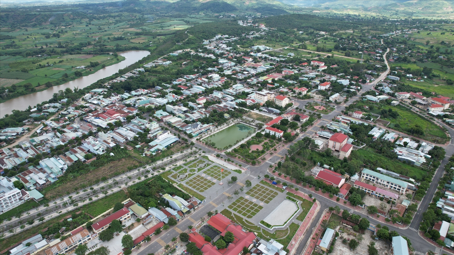 Đội ngũ Người có uy tín trong đồng bào DTTS ở huyện Kông Chro đã tích cực góp sức lớn cho sự bình yên, phát triển của buôn làng Đội ngũ Người có uy tín trong đồng bào DTTS ở huyện Kông Chro đã tích cực góp sức lớn cho sự bình yên, phát triển của buôn làng