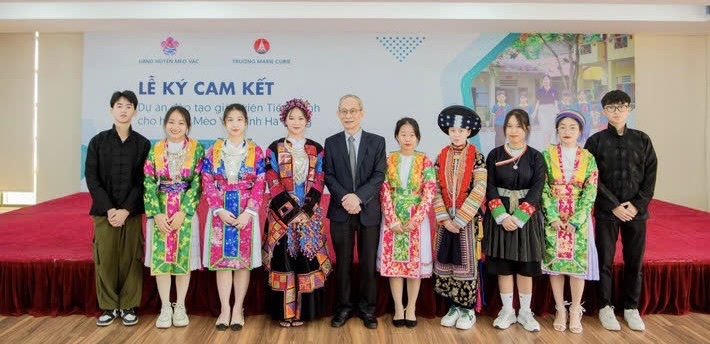 Thầy Khang bên các sinh viên tại dự án đào tạo giáo viên tiếng Anh cho Mèo Vạc.