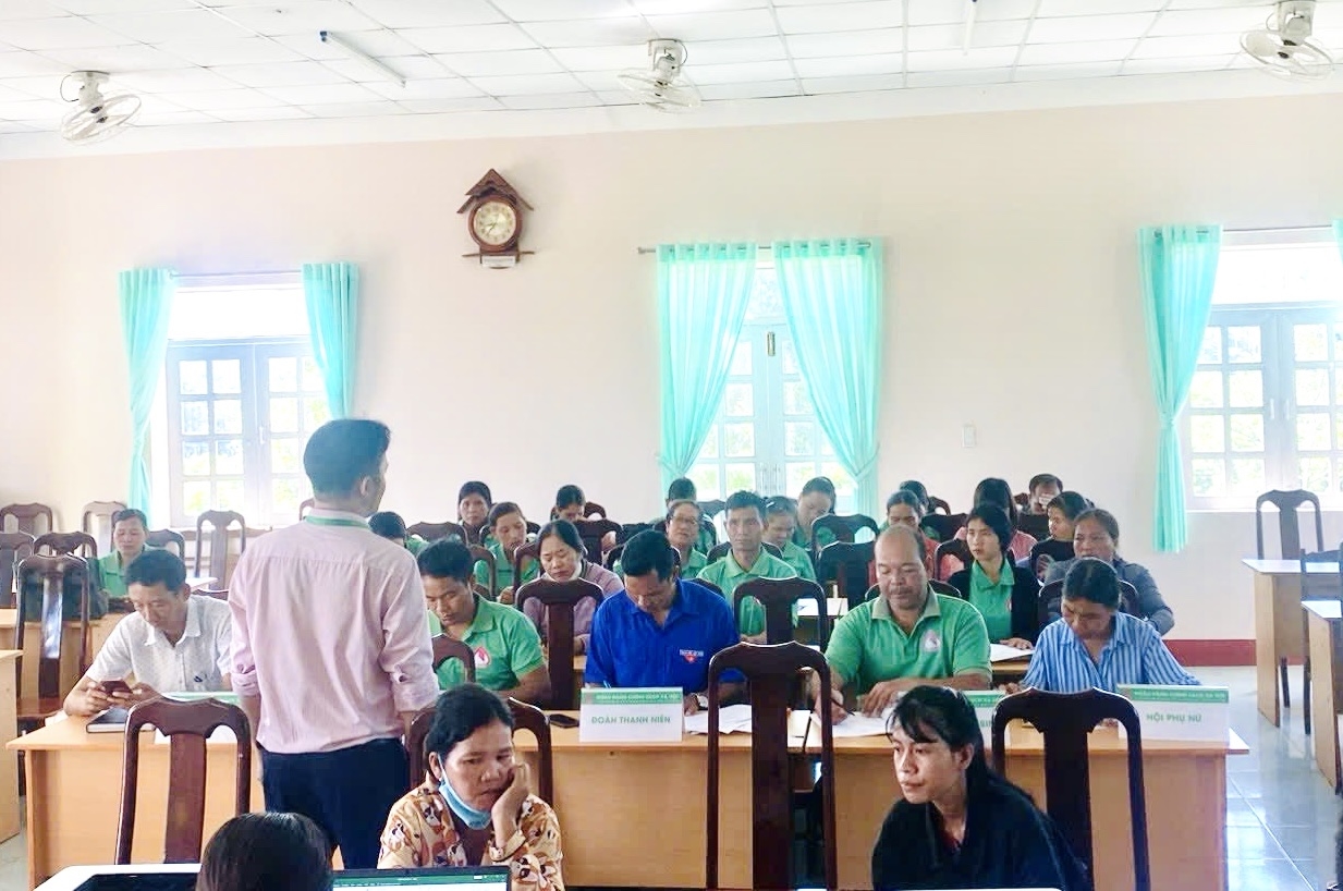Cán bộ PGD NHCSXH huyện Lắk đang thông qua một số nội trung trước khi giao dịch xã trên địa bà huyện Cán bộ PGD NHCSXH huyện Lắk đang thông qua một số nội dung trước khi giao dịch xã trên địa bà huyện