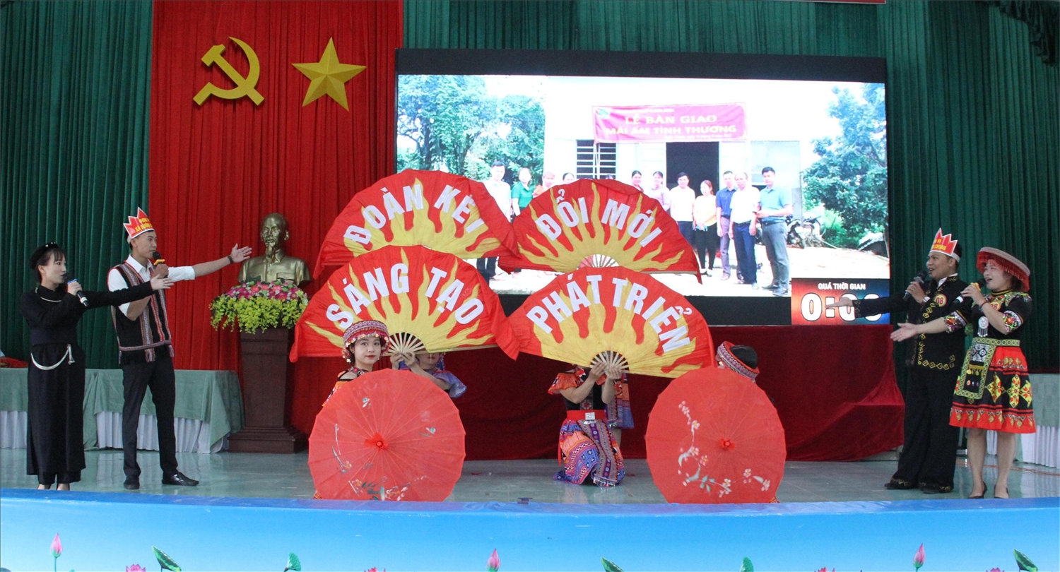 Đội thi thể hiện phần thi tự giới thiệu Đội thi thể hiện phần thi tự giới thiệu