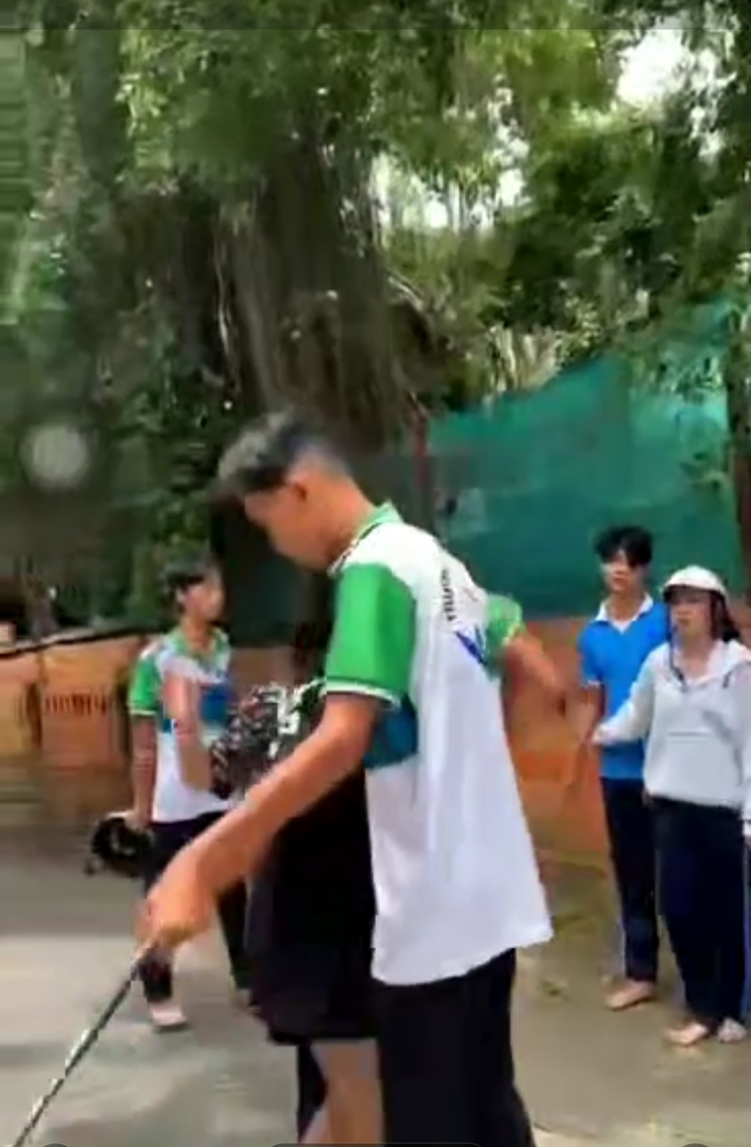 Xác minh clip nghi sinh viên cao đẳng đánh nhau với học sinh phổ thông- Ảnh 2. Xác minh clip nghi sinh viên cao đẳng đánh nhau với học sinh phổ thông- Ảnh 2.