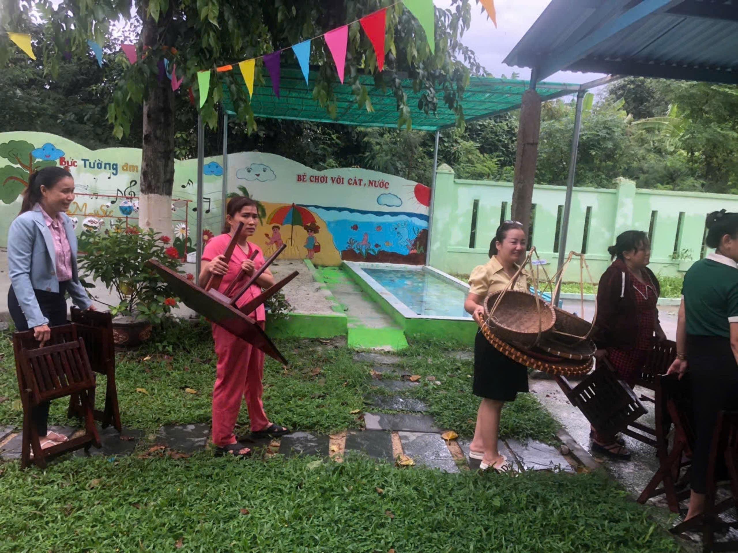 Bão số 4: Giáo viên ở Đà Nẵng đến trường kê cao thiết bị, phòng ngập lụt- Ảnh 2. Bão số 4: Giáo viên ở Đà Nẵng đến trường kê cao thiết bị, phòng ngập lụt- Ảnh 2.