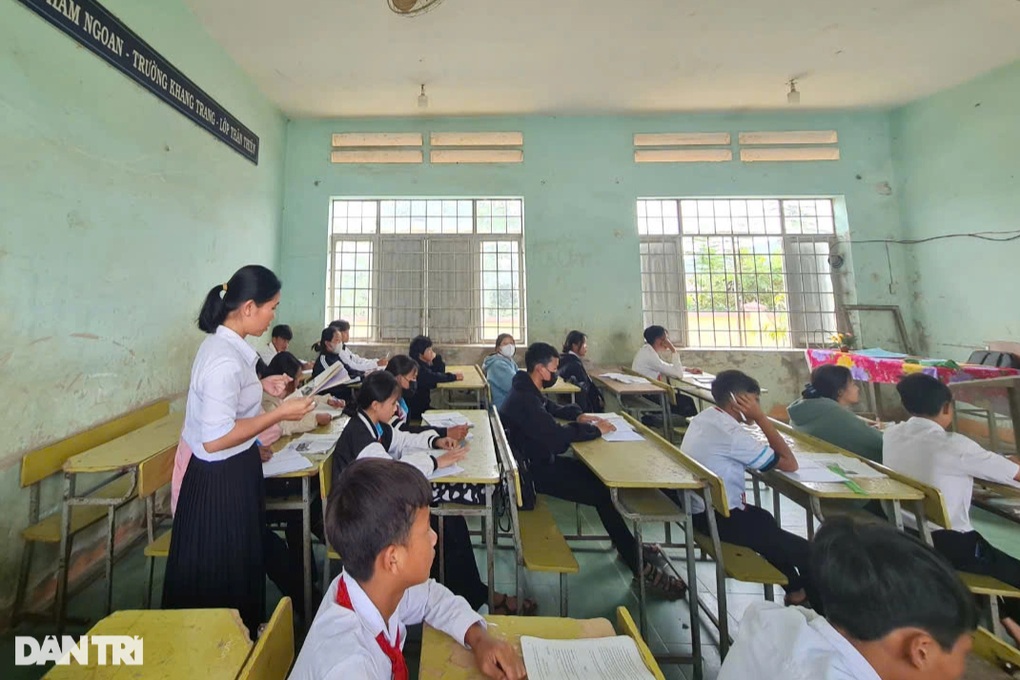 Giáo viên tại Đắk Lắk sẽ bị thu hồi phụ cấp ưu đãi nghề hàng chục tỷ đồng? - 2 Giáo viên tại Đắk Lắk sẽ bị thu hồi phụ cấp ưu đãi nghề hàng chục tỷ đồng? - 2