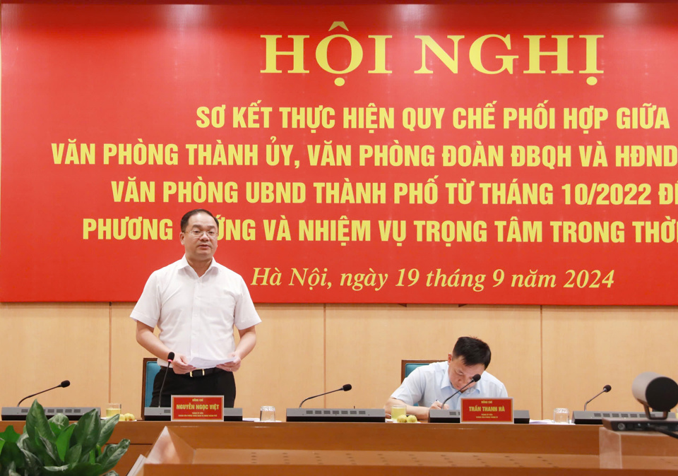 Chánh văn phòng Đoàn đại biểu Quốc hội & HĐND TP Hà Nội Nguyễn Ngọc Việt phát biểu tại hội nghị.