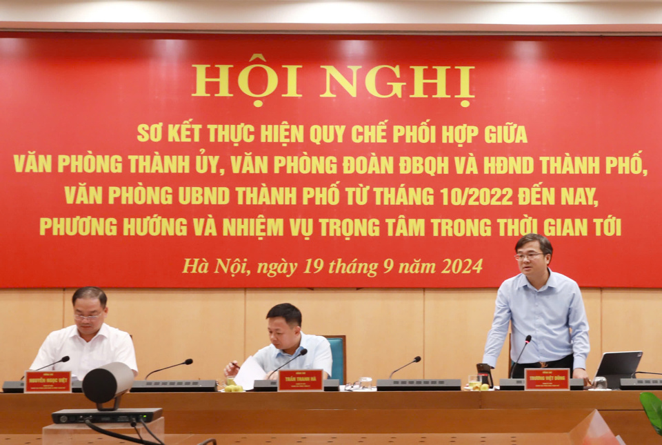 Chánh văn phòng UBND TP Trương Việt Dũng phát biểu tại hội nghị.