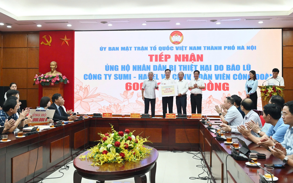 Phó Chủ tịch Thường trực Ủy ban MTTQ Việt Nam TP Hà Nội Nguyễn Sỹ Trường tiếp nhận ủng hộ Nhân dân bị thiệt hại do bão lũ từ các cơ quan, đơn vị