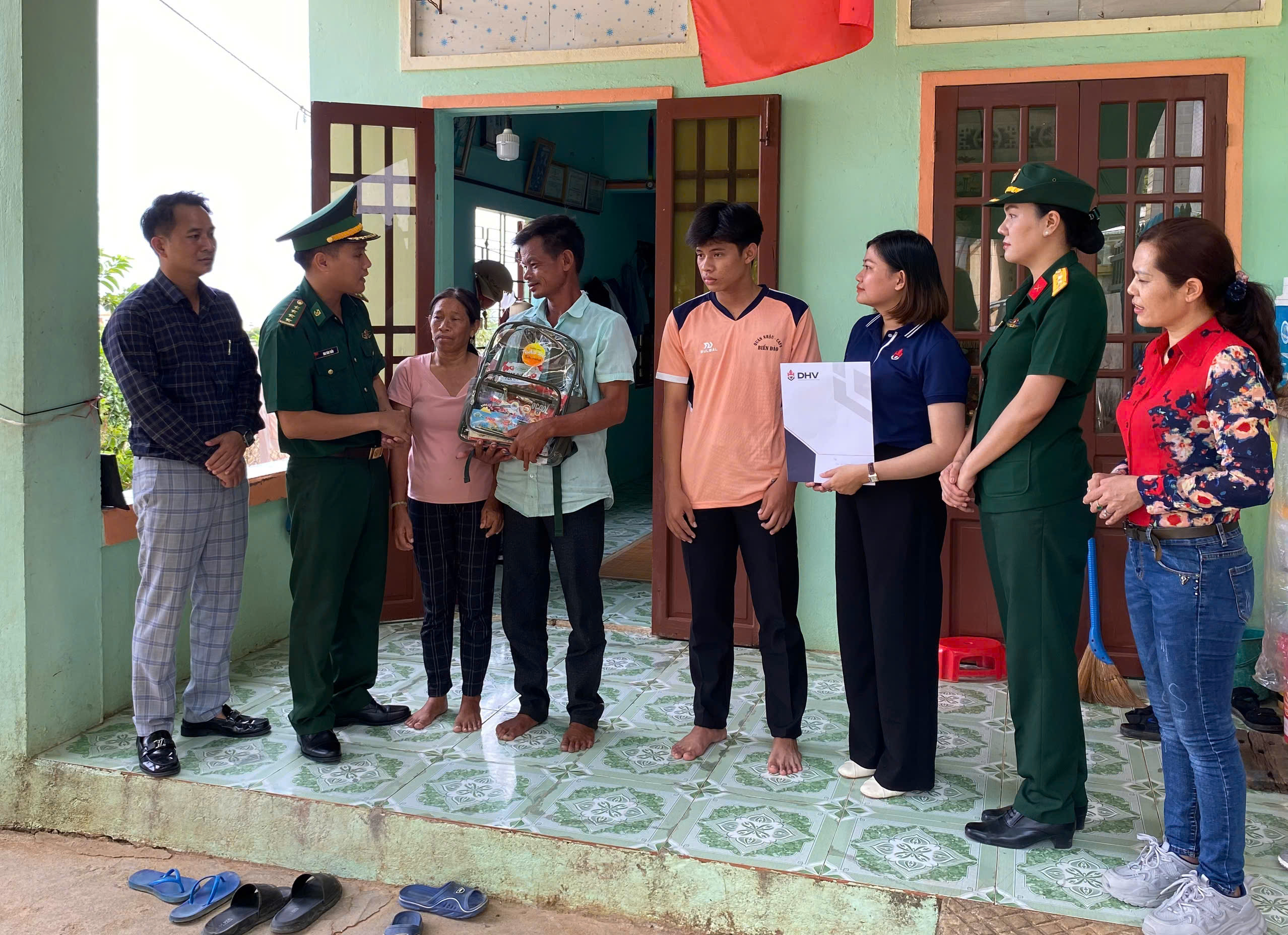 Trao học bổng trị giá hơn 2,8 tỷ đồng cho trẻ em ở đảo Lý Sơn và Điện Biên - Ảnh 3. Trao học bổng trị giá hơn 2,8 tỷ đồng cho trẻ em ở đảo Lý Sơn và Điện Biên - Ảnh 3.
