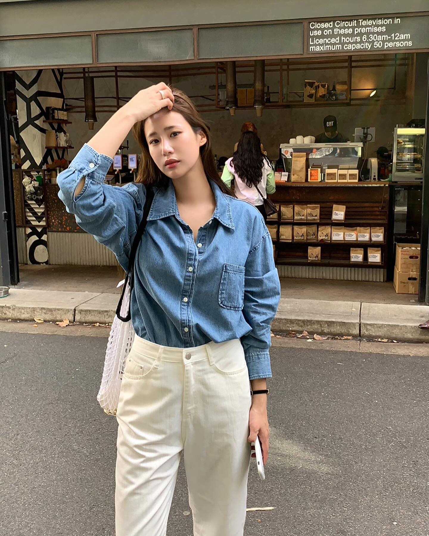 10 cách mặc trang phục denim vừa trẻ trung vừa thanh lịch tới công sở- Ảnh 6. 10 cách mặc trang phục denim vừa trẻ trung vừa thanh lịch tới công sở- Ảnh 6.