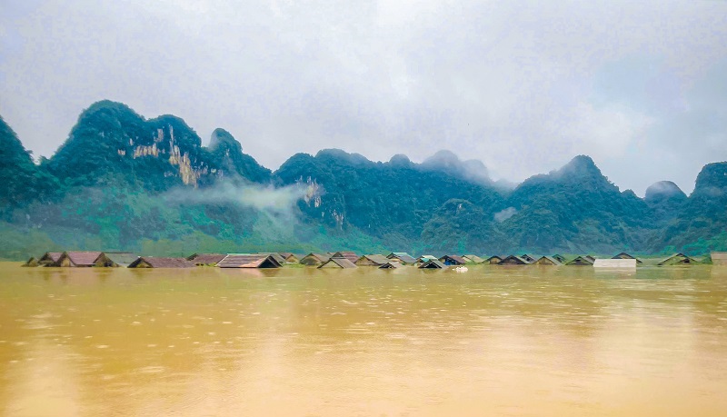 Nhiều nhà dân đã bị ngập đến mái