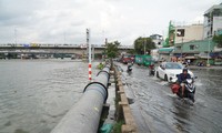 Triều cường dâng cao, đường phố ngập sâu, người dân TPHCM chật vật về nhà