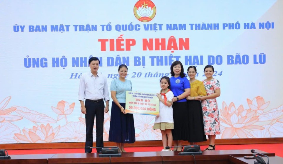 Phó Chủ tịch Ủy ban Mặt trận Tổ quốc Việt Nam TP Hà Nội Nguyễn Thị Kim Dung tiếp nhận ủng hộ của cán bộ, giáo viên, nhân viên, học sinh trường Tiểu học Ngô Thì Nhậm (Quận Hai Bà Trưng, Hà Nội)