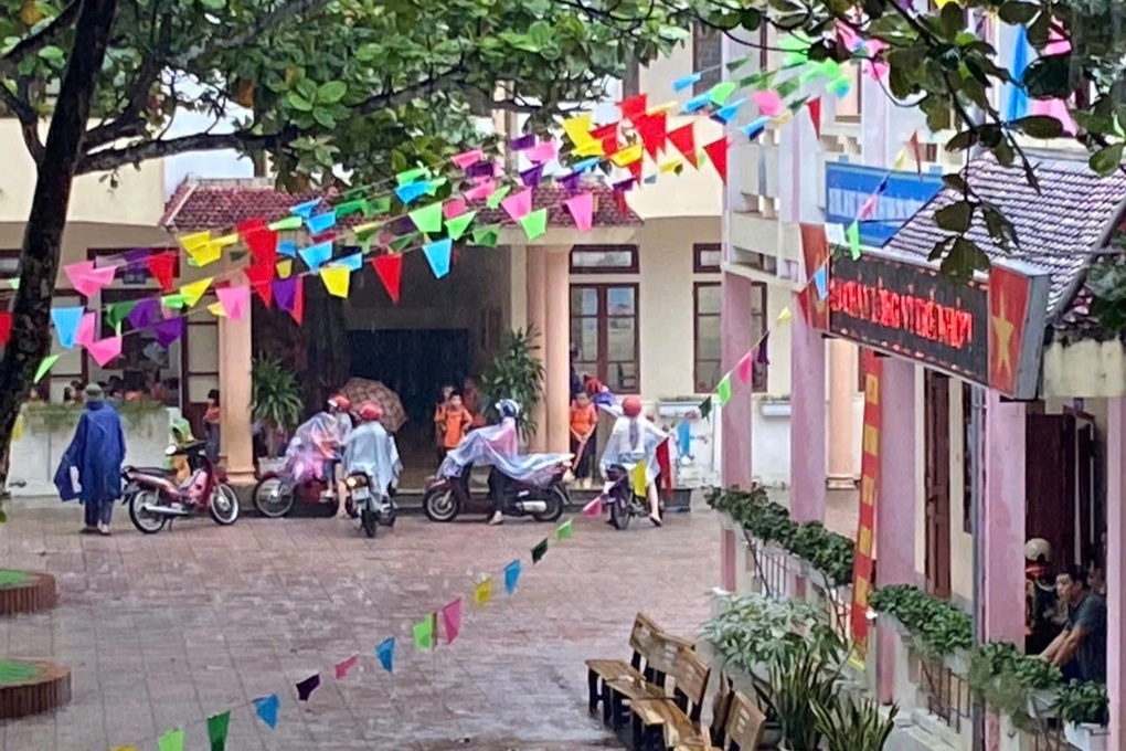 Nhiều phụ huynh miền núi Hà Tĩnh vội vàng đến trường đón con về chạy lũ - 2 Nhiều phụ huynh miền núi Hà Tĩnh vội vàng đến trường đón con về chạy lũ - 2