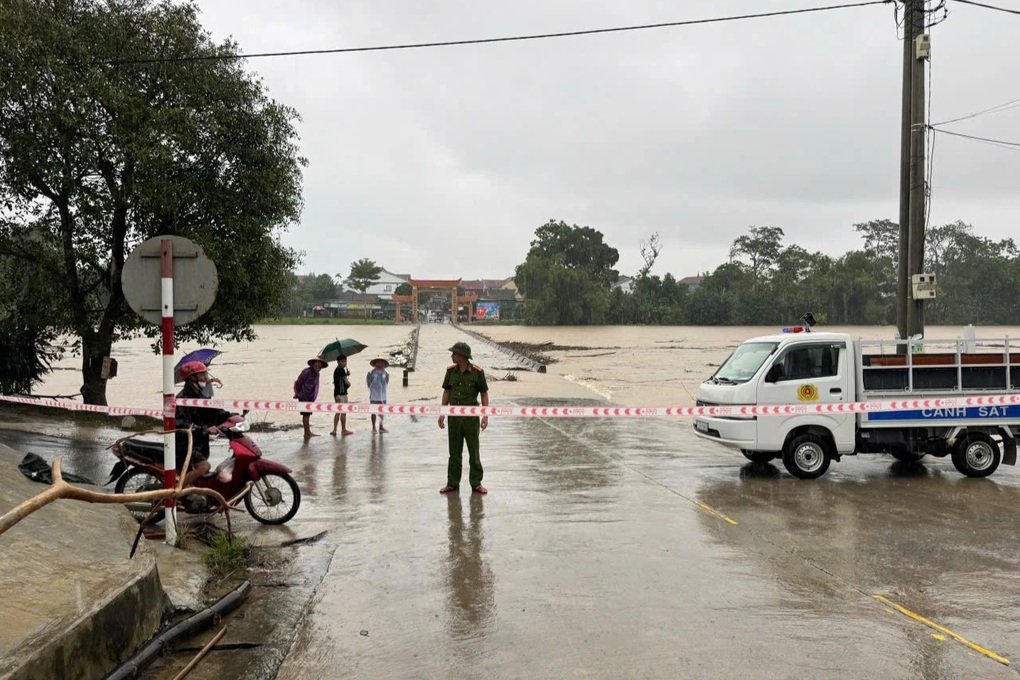 Nhiều phụ huynh miền núi Hà Tĩnh vội vàng đến trường đón con về chạy lũ - 3 Nhiều phụ huynh miền núi Hà Tĩnh vội vàng đến trường đón con về chạy lũ - 3