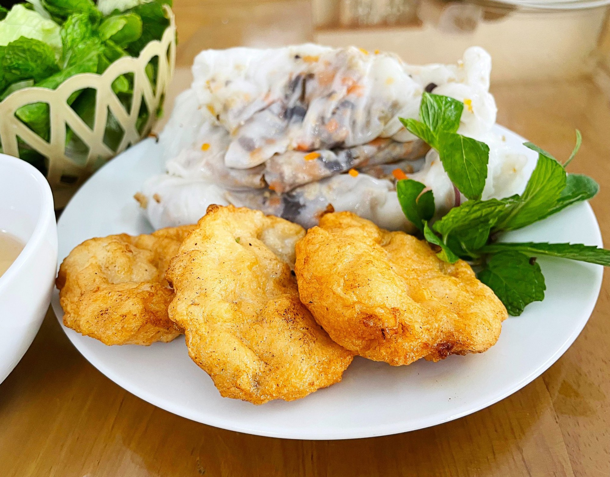 Khách Tây thử đặc sản chưa tới 50.000đ ở Hạ Long: Muốn ăn phải xếp hàng, nhận xét