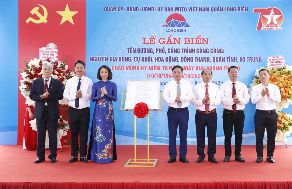Trong dịp này, quận có 5 tuyến đường, phố được đặt tên gắn với địa danh tại các phường: Cự Khối; Giang Biên; Phúc Lợi và Ngọc Thụy. Trong ảnh: lãnh đạo thành phố và quận Long Biên chúc mừng đại diện các phường.