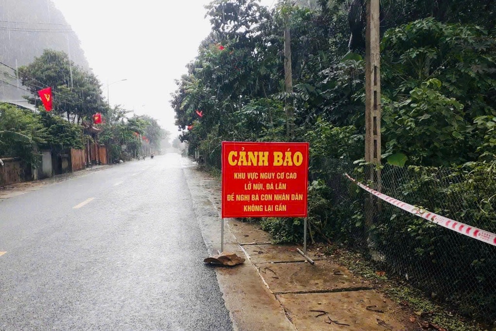 Đá tảng nặng cả tấn treo lơ lửng trên đầu dân - 3 Đá tảng nặng cả tấn treo lơ lửng trên đầu dân - 3