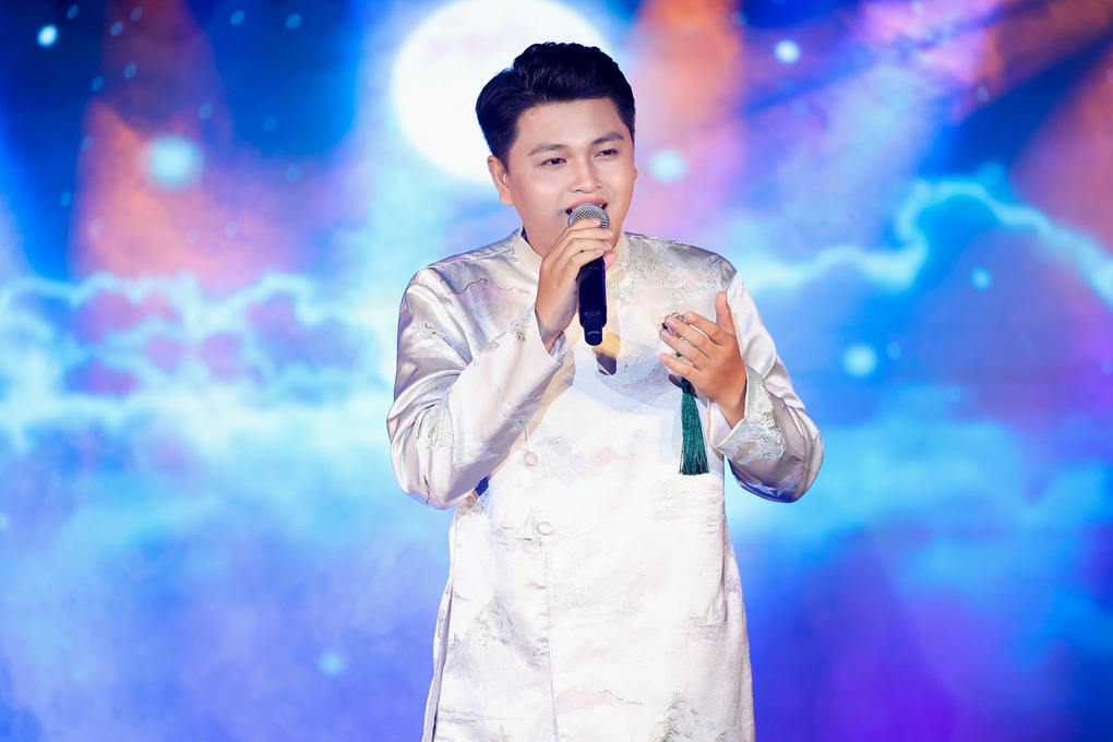 Vũ Minh Hiếu gây ấn tượng khi song ca với nghệ sĩ Thanh Thanh Hiền - 4 Vũ Minh Hiếu gây ấn tượng khi song ca với nghệ sĩ Thanh Thanh Hiền - 4