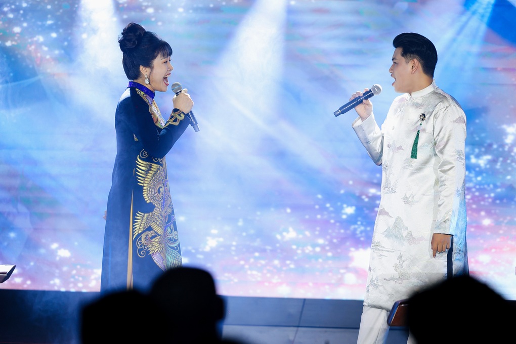 Vũ Minh Hiếu gây ấn tượng khi song ca với nghệ sĩ Thanh Thanh Hiền - 3 Vũ Minh Hiếu gây ấn tượng khi song ca với nghệ sĩ Thanh Thanh Hiền - 3