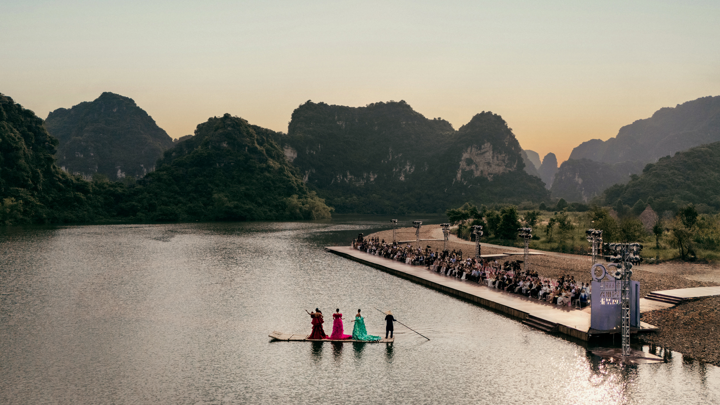 H'Hen Niê, Ngọc Châu, Xuân Hạnh đi bè đến sàn catwalk trong show Lê Thanh Hòa- Ảnh 3. H'Hen Niê, Ngọc Châu, Xuân Hạnh đi bè đến sàn catwalk trong show Lê Thanh Hòa- Ảnh 3.