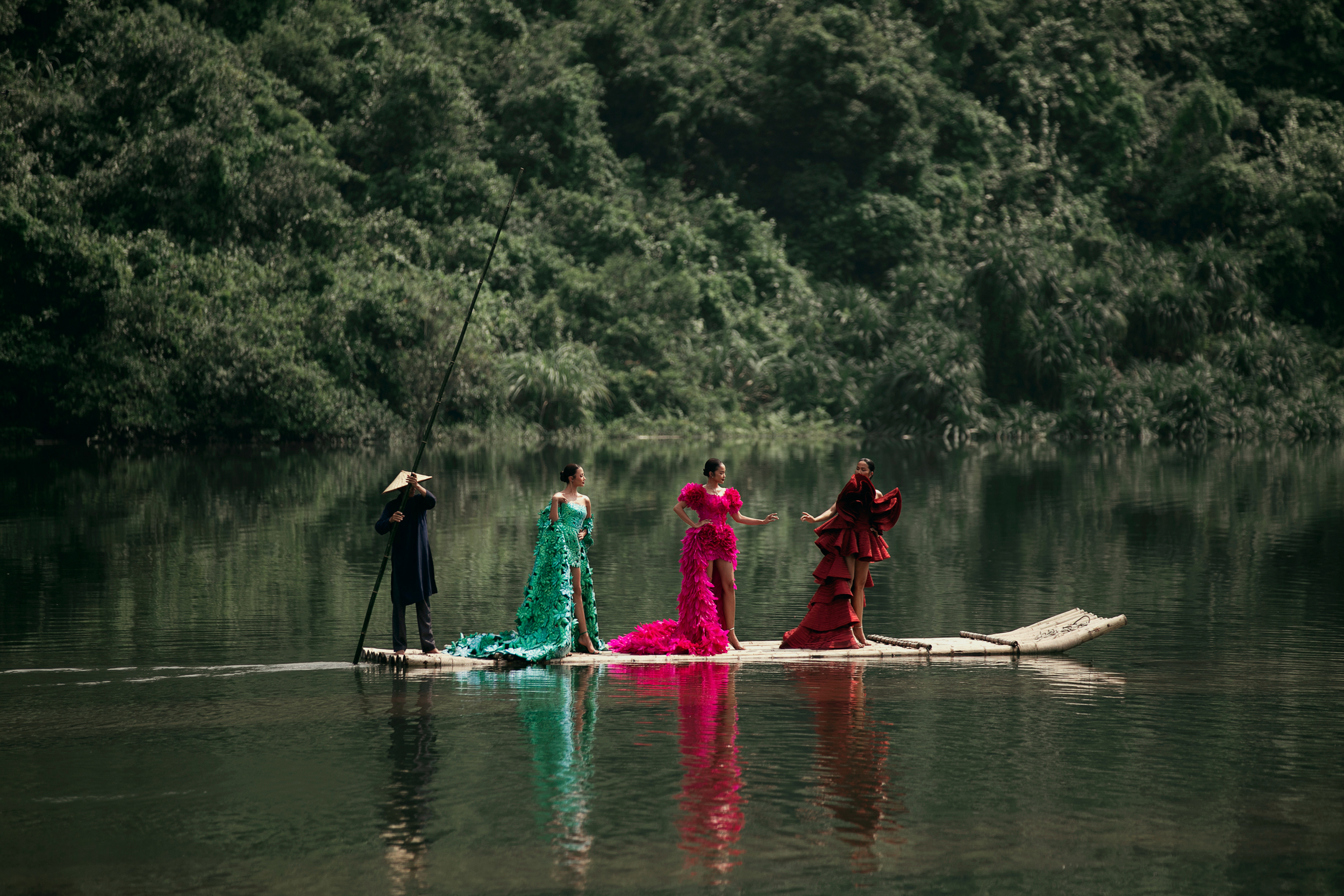 H'Hen Niê, Ngọc Châu, Xuân Hạnh đi bè đến sàn catwalk trong show Lê Thanh Hòa- Ảnh 5. H'Hen Niê, Ngọc Châu, Xuân Hạnh đi bè đến sàn catwalk trong show Lê Thanh Hòa- Ảnh 5.