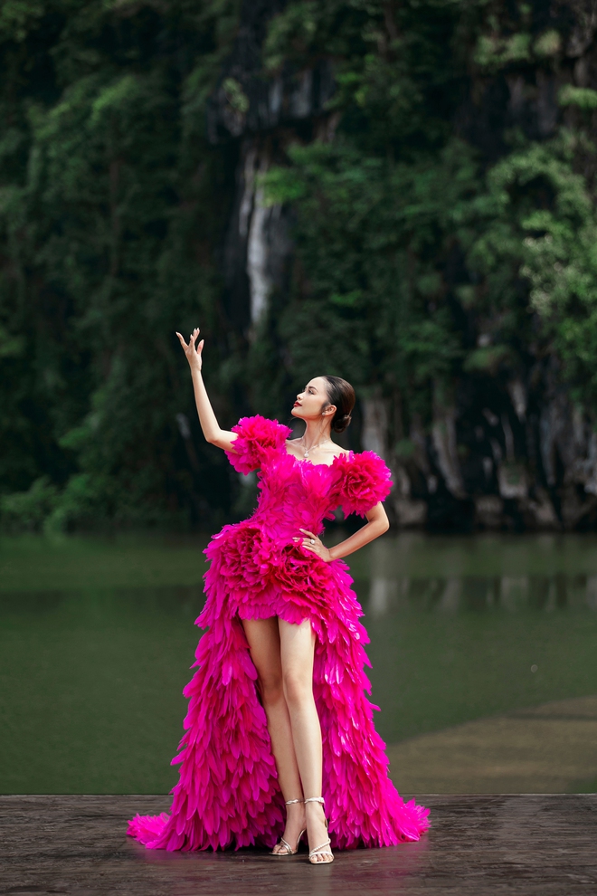 H'Hen Niê, Ngọc Châu, Xuân Hạnh đi bè đến sàn catwalk trong show Lê Thanh Hòa- Ảnh 10. H'Hen Niê, Ngọc Châu, Xuân Hạnh đi bè đến sàn catwalk trong show Lê Thanh Hòa- Ảnh 10.