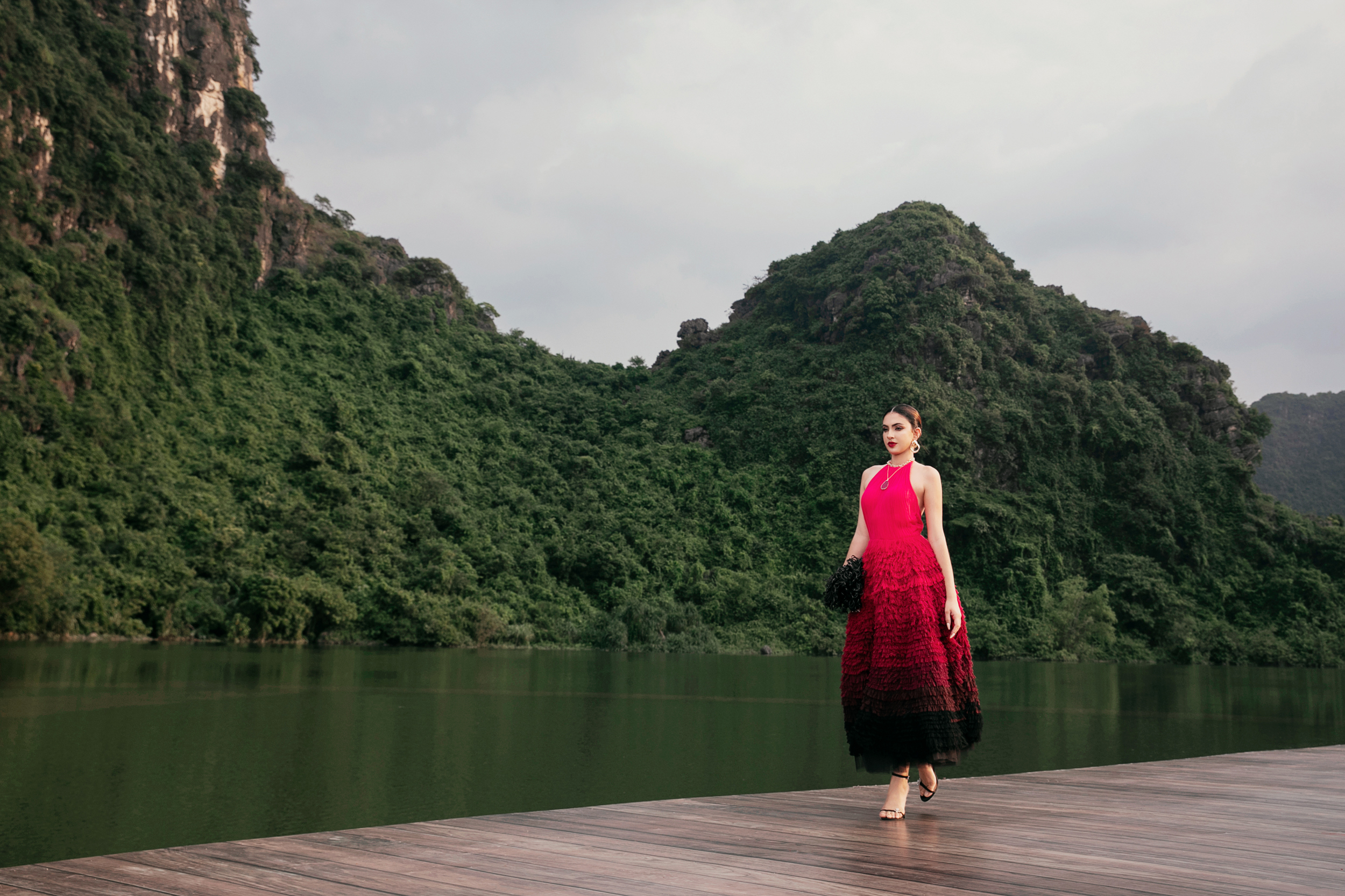 H'Hen Niê, Ngọc Châu, Xuân Hạnh đi bè đến sàn catwalk trong show Lê Thanh Hòa- Ảnh 13. H'Hen Niê, Ngọc Châu, Xuân Hạnh đi bè đến sàn catwalk trong show Lê Thanh Hòa- Ảnh 13.