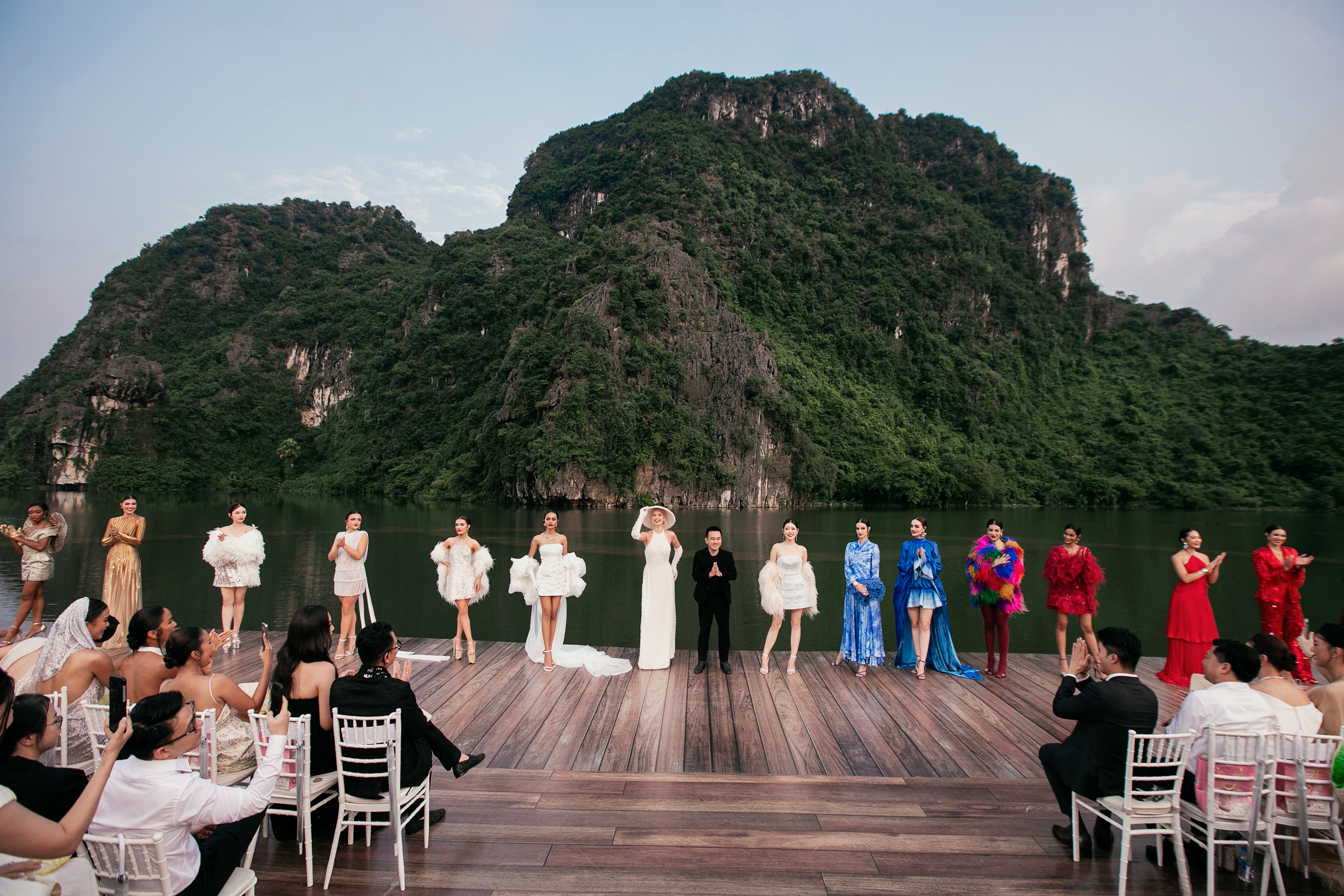 H'Hen Niê, Ngọc Châu, Xuân Hạnh đi bè đến sàn catwalk trong show Lê Thanh Hòa- Ảnh 15. H'Hen Niê, Ngọc Châu, Xuân Hạnh đi bè đến sàn catwalk trong show Lê Thanh Hòa- Ảnh 15.