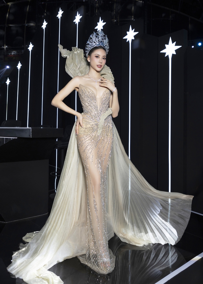 Lần đầu trở thành Host, Bùi Quỳnh Hoa đầu tư trang phục cỡ nào?- Ảnh 13. Lần đầu trở thành Host, Bùi Quỳnh Hoa đầu tư trang phục cỡ nào?- Ảnh 13.