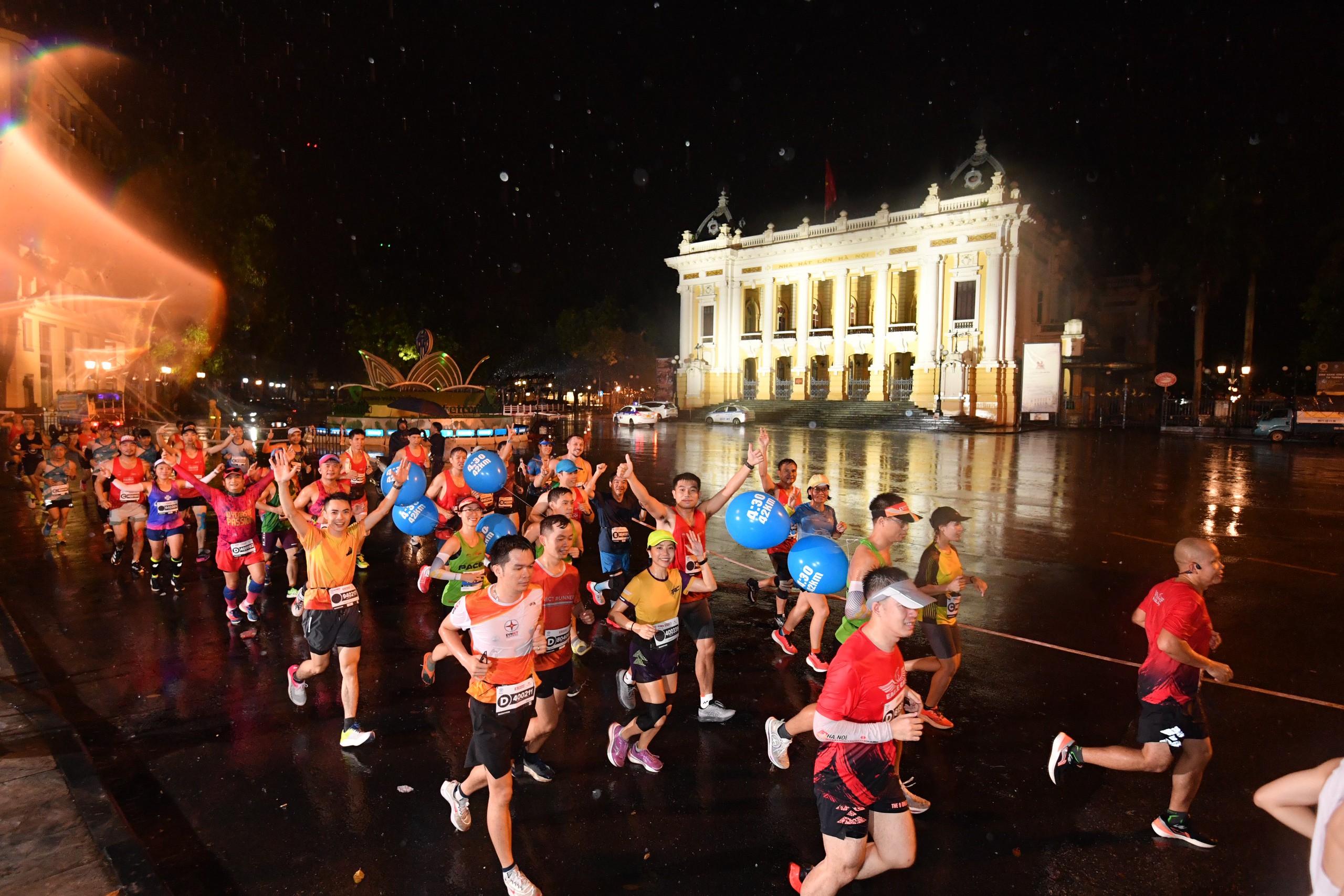 Giải marathon quốc tế Hà Nội Techcombank: Hành trình tinh thần thể thao kiên định, mạnh mẽ - Ảnh 4. Giải marathon quốc tế Hà Nội Techcombank: Hành trình tinh thần thể thao kiên định, mạnh mẽ - Ảnh 4.