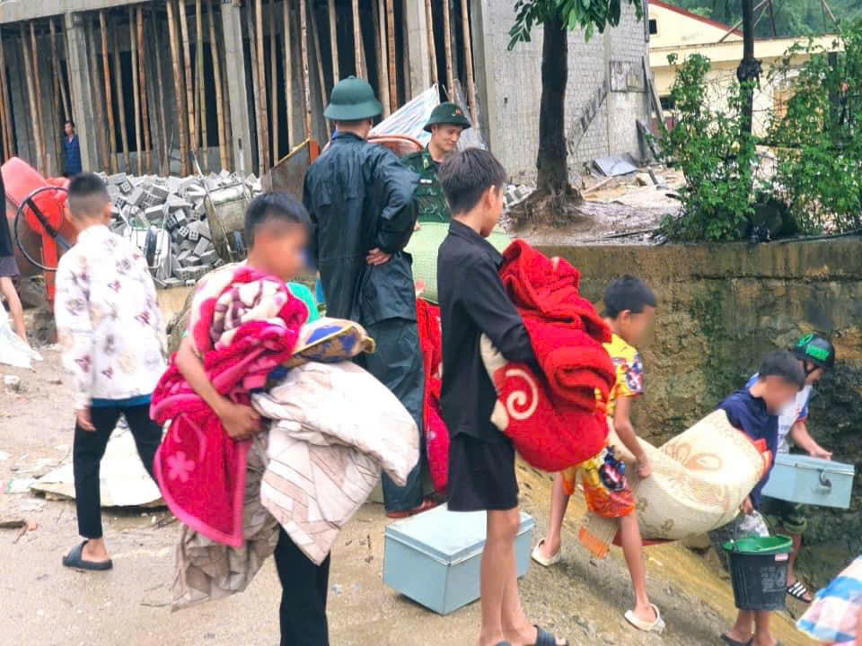 Thanh Hoá: Cuộc di dời khẩn cấp 214 học sinh bán trú Trung Lý- Ảnh 3. Thanh Hoá: Cuộc di dời khẩn cấp 214 học sinh bán trú Trung Lý- Ảnh 3.